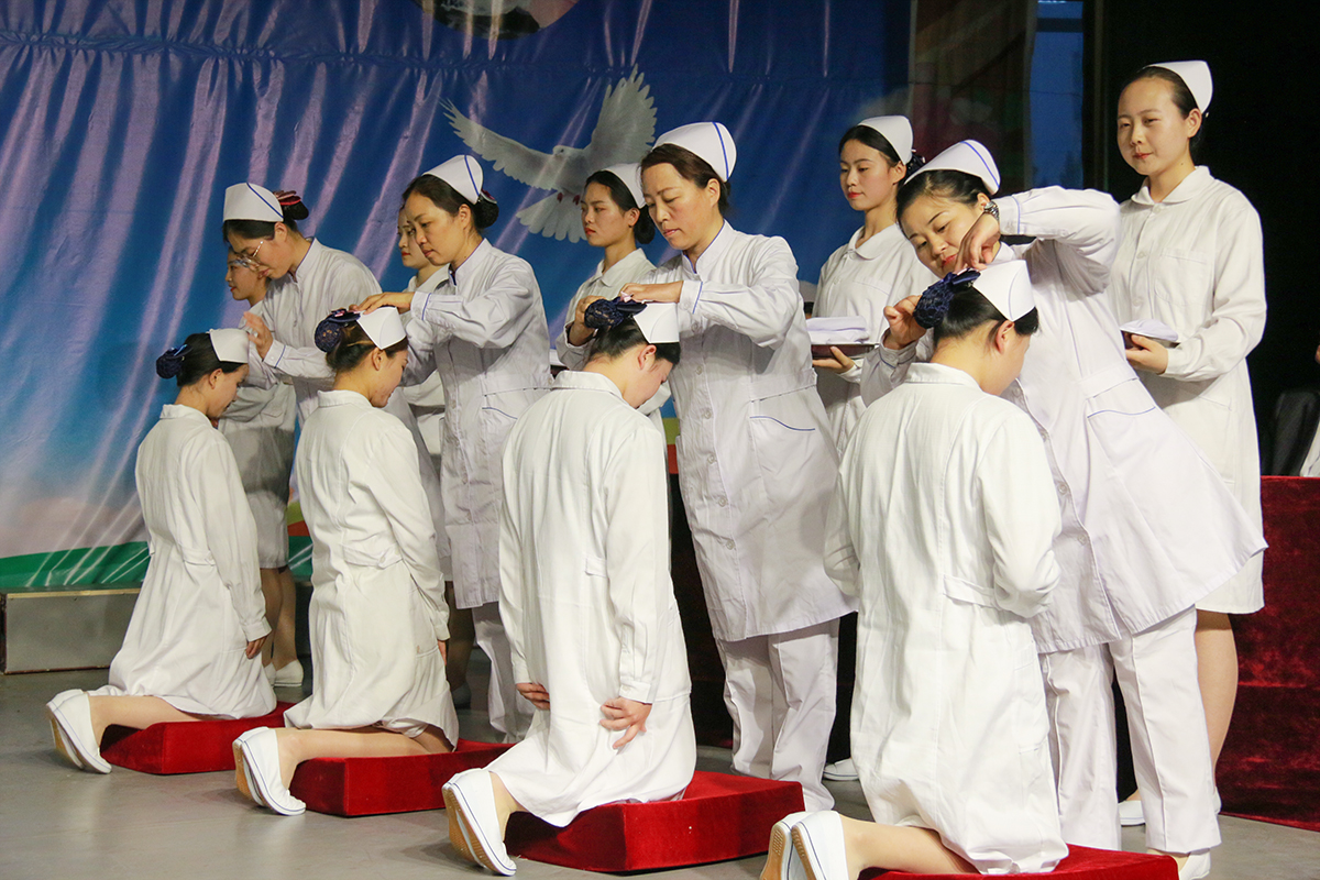 医学院举行2022年国际护士节授帽暨宣誓仪式 - 新闻动态 - 南昌理工学院医学院